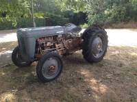 1957 FERGUSON FE35 4cylinder diesel TRACTOR Reg. No. GJE 281 Serial No. SDM56289 An older re-painted example with good tyres, straight tinwork and V5 available