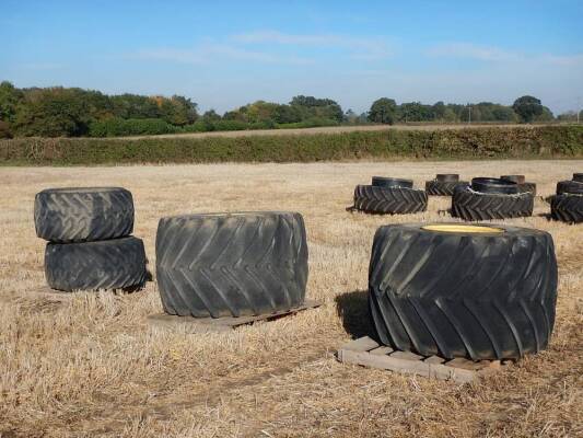 Pr. 66x43R25 rear flotation and 48x25R20 front flotation wheels and tyres (for John Deere 6800)