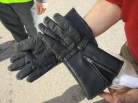 Pr. 60s leather motorcycle gauntlets, stated to be in good condition