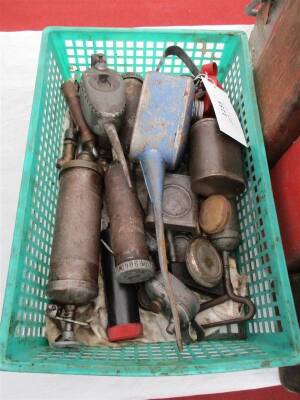 Assorted oil cans and grease guns (24)