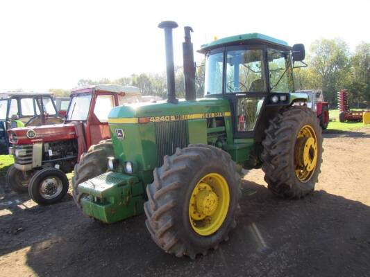 1986 JOHN DEERE 4240S 4wd TRACTORFitted with front weights and with V5 available 