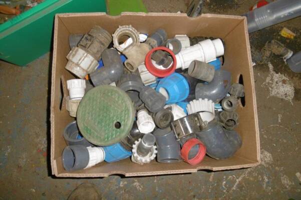 Qty small irrigation and pipe fittings including brass hose fittings and ball valves