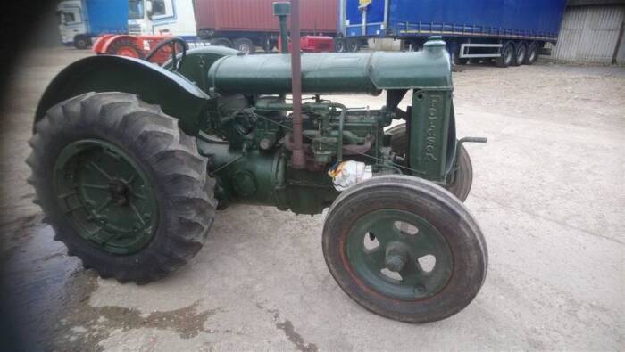 FORDSON Standard N 4cylinder petrol/paraffin TRACTOR An earlier restoration that is finished in green, this narrow wing version is fitted with rear pneumatic cross pattern tyres