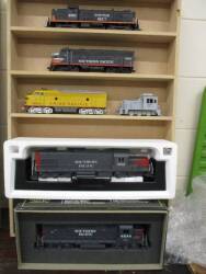 'O' gauge Southern Pacific locomotives (6); 4844 by Weaver (boxed), 5162 by Atlas (boxed), 6246 by Atlas (un-powered) t/w 2810 Cotton Belt (un-powered), SPMW 942 shunter by Atlas and Union Pacific 1475a by Atlas