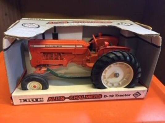 Allis Chalmers D19 tractor 1:16 scale in original box