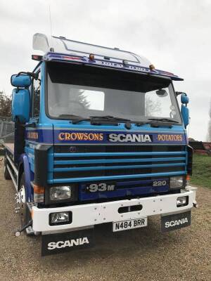 1995 Scania 93M 220 Flatbed Reg. No. N484 BRR Chassis No. 04353816 Fitted with a 4 speed splitter box, the cab on this flatbed has been completely re-trimmed including seats and roof lining. The vendor states that the chassis and body have been rubbed dow