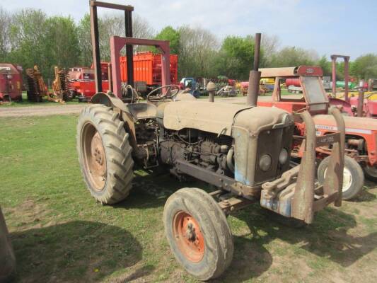 1961 FORDSON Super Major 4cylinder diesel TRACTOR Reg. No. YNV 217 Serial No. 1598539 Fitted with a rear mounted forklift, rear linkage, 4 front slab weights, grille guard, rollbar and inside front wheel weights