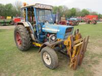 1970 FORD 4000 4cylinder diesel TRACTOR Reg. No. VBE 372J Serial No. B890964 Fitted with a Sanderson pallet loader front and rear, shuttle gearbox from new, starts and drive well but the brakes require attention. The vendor reports the hydraulics are work