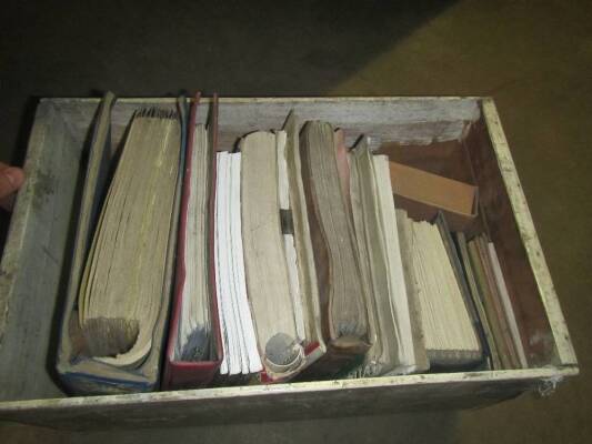 Box of approx. 20 old workshop manuals and books