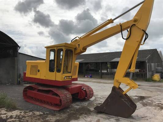 1966 JCB 7 6cylinder diesel METAL TRACKED EXCAVATOR The 7 was JCB's first 360° model originally developed in 1965 and went into full production in 1965. It was promoted as a 3/4 cubic yard continuous slew earthmover and was powered by a Ford 590E engine p