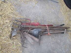 Bundle of vintage farm/garden handtools