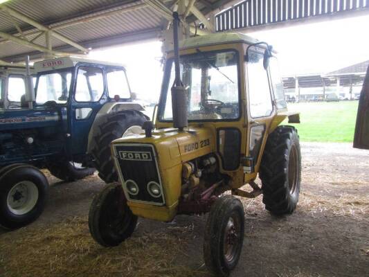 FORD 233 INTERNATIONAL 3cylinder diesel TRACTORIn good conditionReg. No. RTW 621WSerial No. B991378