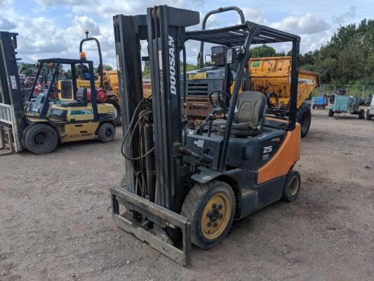 2009 Doosan G25P-5 LPG 2500kgs Counterbalance Forklift c/w 4730mm triplex & sideshift, semi solid tyres for Spares or Repairs only Ser. No. MR-00468