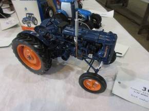 Fordson E27N 1:16 model by Universal 