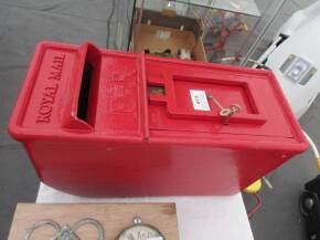 A pole mounting ER Royal Mail post box in cast iron, re-painted