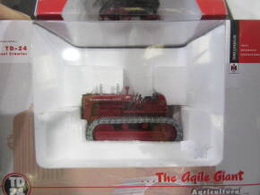 International Harvester - diesel crawler TD-24 1:50 die cast collectible, boxed